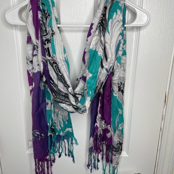 Women’s Scarf Bundle - Picture 4 of 11